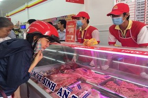 消費者在超市購買豬肉。（圖源：互聯網）