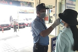 東區車站保安員給進站乘客測量體溫。（圖源：國雄）