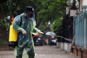 職能力量對街道進行消毒殺菌。（圖源：路透社）