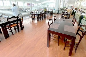 因受新冠肺炎疫情的影響，許多商店的生意清淡。