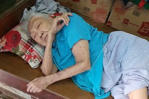 李桂婆婆施了手術，還未完全康復。