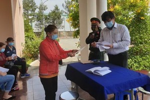 隔離期滿，辦理手續準備返家的市民。（圖源：阮盛）