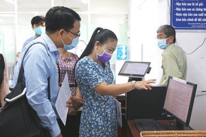 在福門縣人委會辦公室瞭解在線公共服務。 