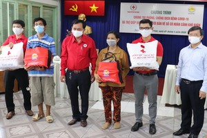 儀式上，市紅十字會主席陳長山接領由市建設彩票公司贊助金，並向兩位第五郡賣彩票者贈送禮物。