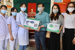 Vinamilk代表送奶品給本市醫護人員。