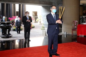 市領導上香緬懷雄王始祖。（圖源：勇芳）