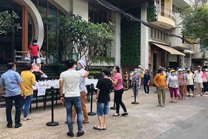 文華大酒樓派發慈善餐給貧困者。