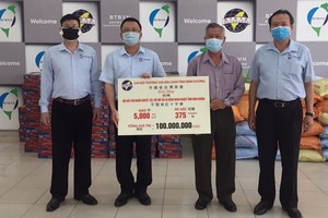 平陽台商會代表將善款及抗疫物資交給平陽省殘疾孤兒輔助會。