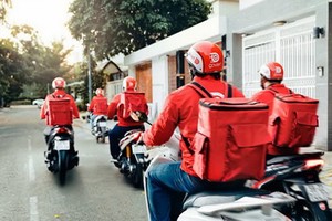 送貨路上的閃送車隊。（圖源：互聯網）