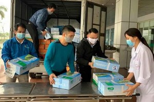 民眾購買奶品送到中央熱帶病醫院，攜手合力防控新冠肺炎疫情。