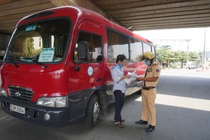 交警檢查進出胡志明市車輛。（圖源：德富）