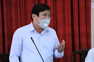 市人委會主席阮成鋒要求各廳、部門首長及郡縣、坊鄉和鎮人委會主席促進透過第3級和4級在線公共服務來受理卷宗。（圖源：仕東）