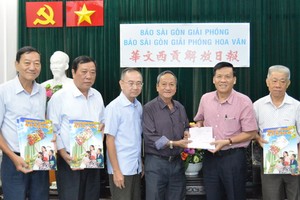 王永勝（右三）與土龍木天后宮理事成員贊助本報慈善基金。