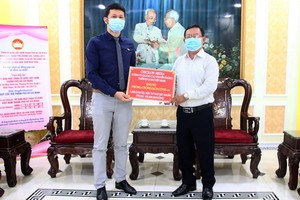 千禧龍傳媒 CFO 曾慶賢先生代表公司來捐贈抗疫物資。