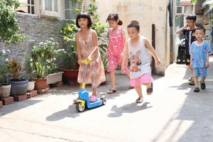 獲安裝監控攝像系統後，黃靜古街45號巷的民戶都很放心讓孩子在巷裡玩耍。