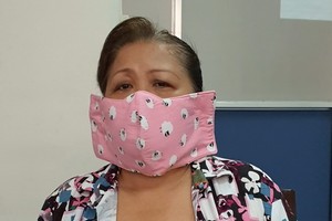 張妹受病痛折磨，行走困難。