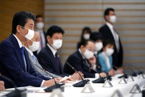日本首相安倍晉三在東京出席疫情對策總部會議時的情形。（圖源：AP）