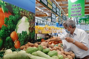 各家超市的商品充足。