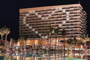 Alma Resort度假區在North Tower塔樓燃亮心形燈飾。