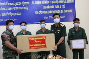 第七軍區司令部代表人（右二）向柬國軍隊代表人贈送防疫物資。（圖源：越通社）