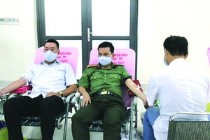 市公安廳幹部及戰士們參加志願捐血活動。