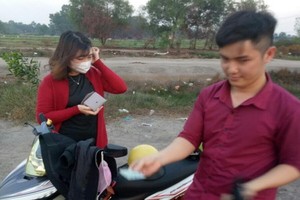 不戴口罩騎摩托車的男子被警察攔查並罰款。（圖源：孟和）