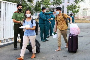 圖為市國立大學宿舍的集中隔離區的部分隔離者經隔離期滿無恙陸續回家。（圖源：燕詩）