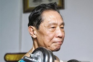 鍾南山院士進行肌肉訓練。（圖源：互聯網）