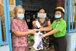 第六郡第十三坊婦女會幫助長者到超市購物。