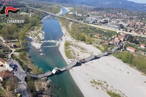 現場照片可見，橫跨瑪格拉河的大橋斷成多截，橫亙在河上及岸邊。（圖源：視頻截圖）