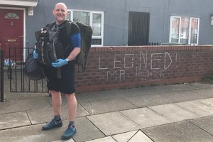 波爾斯每天都要背著沉重的背包走上8公里，把78份午餐送到貧困學生家中。（圖源：互聯網）