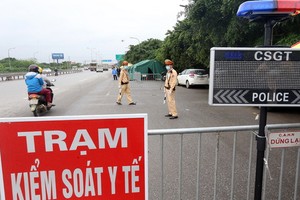 圖為在河內-北江高速公路上所設的疫情監控站。（圖源：霸都）