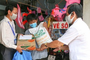 新平郡的幹部親至每一戶彩票兜售者家庭慰問、動員並轉交輔助金。