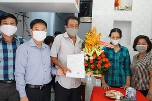 第五郡越南祖國陣線委員會向華人貧困戶李寶移交溫情屋。