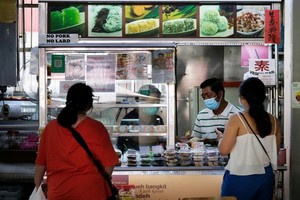 新加坡政府規定，從4月13日起，所有餐飲場所的員工都必須戴上口罩。（圖源：聯合早報）