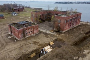 疫情重擊紐約 無人認領遺體葬哈特島萬人塚。（圖源：路透社）