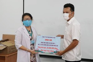 愛華餅乾股份公司代表向辛勞抗疫的醫護人員表達敬意和致謝。 ​