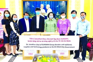 新華集團越南總監蔡卓思代表集團向本市市政府捐贈抗疫物資。