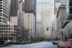 受新冠肺炎疫情影響，寬闊的紐約公園大道行人寥寥。（圖源：互聯網）