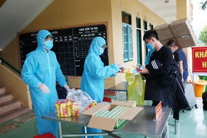 圖為隔離者在隔離區免費領取食品和日用品。（圖源：田升）