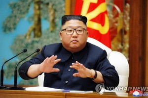 朝鮮國務委員會委員長金正恩11日主持召開勞動黨政治局會議，會上商討了抗擊新冠疫情等事宜。（圖源：韓聯社/朝中社）
