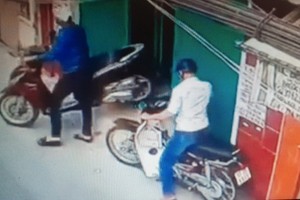 竊賊已 “成功”偷走一輛摩托車(在社交網上截圖)。
