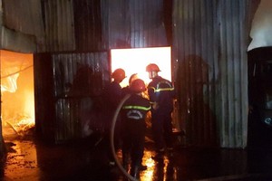 消防隊聞訊後趕抵現場，迅速展開滅火和營救行動。（圖源：視頻截圖）