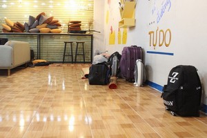 奶茶店主樂意讓學生免費入住。