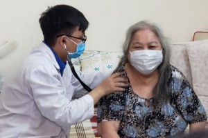 統一醫院的范功明醫生為周大娘上門診病。