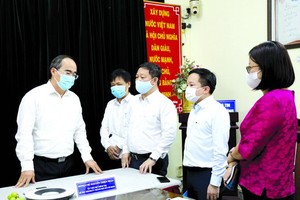 黨中央政治局委員、市委書記阮善仁（左一）同市新聞與傳播廳幹部交換意見。