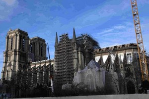 如今，事故發生一週年之際，受新冠肺炎疫情影響，巴黎聖母院的修復工作暫時被擱置。（圖源：互聯網）