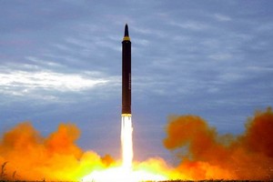 韓國聯合參謀本部14日表示，朝鮮當天早晨從江原道文川地區朝向東部海域發射疑似近程巡航導彈的幾枚飛行器。（圖源：朝中社/AP）