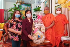 劉金華主席（左二）向名倫大師贈送禮品。