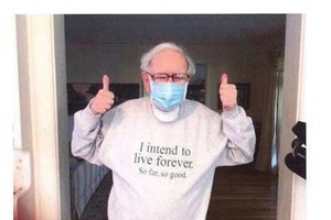 照片中，巴菲特身穿的T恤上寫道：“我想要長命百歲。到目前為止，一切還好。（圖源：互聯網）